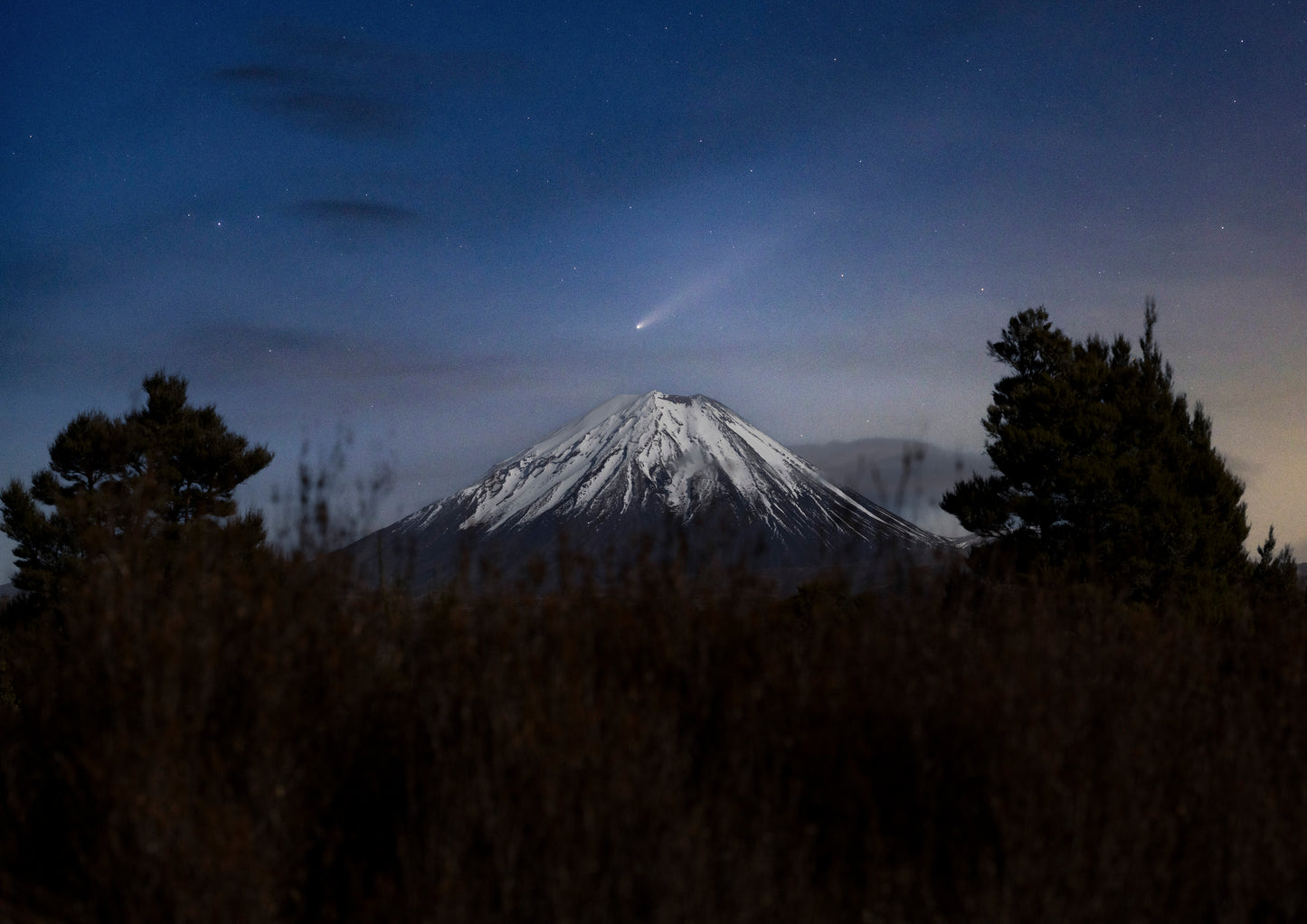 Comet Tsuchinshan-atlas over Mt Ngauruhoe